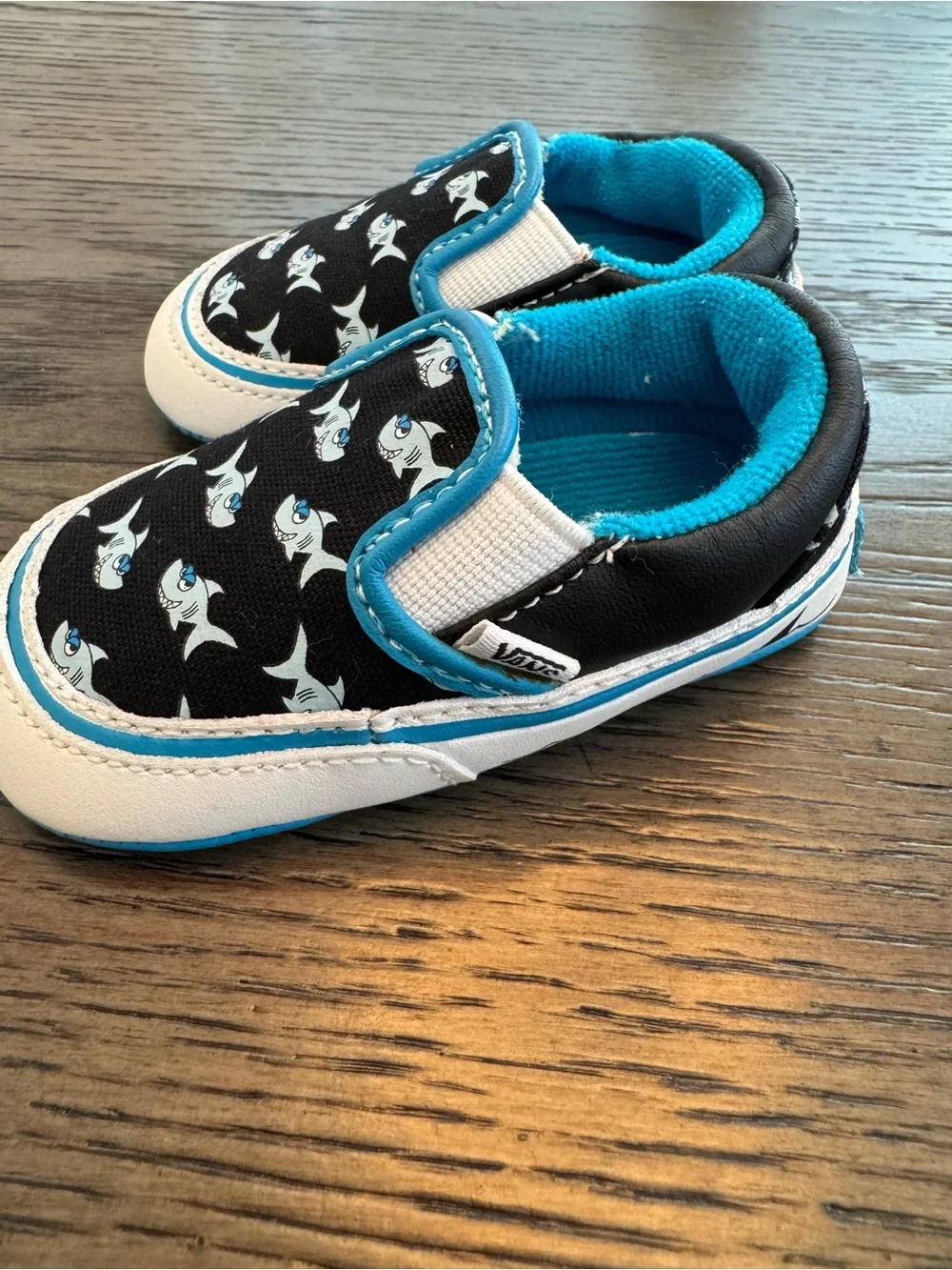 Vans Baby Shark-Print Slip-On Shoes - Black & Blue